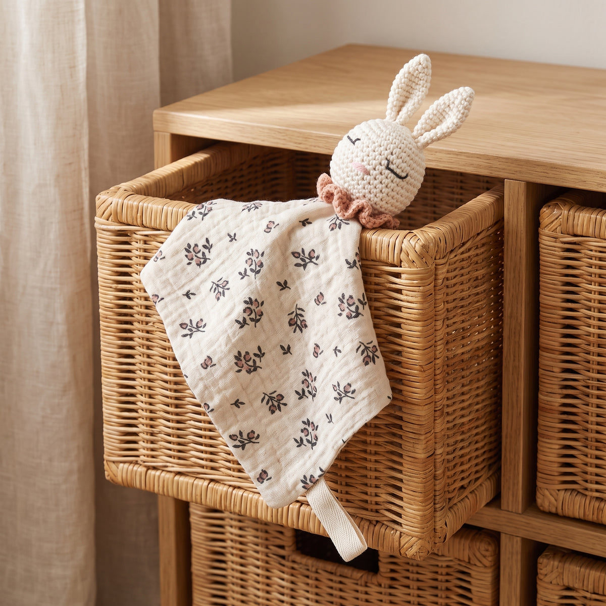 Doudou plat lapin en crochet - Pompon