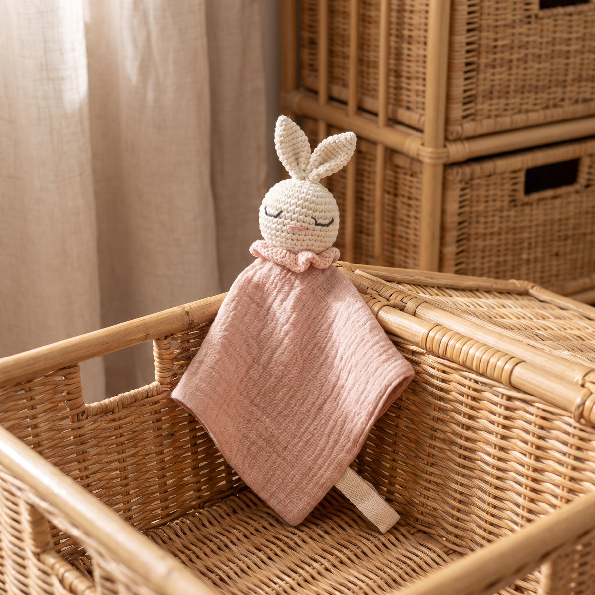 Doudou plat lapin en crochet - Pompon