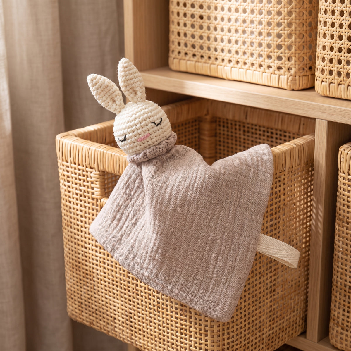 Doudou plat lapin en crochet - Pompon