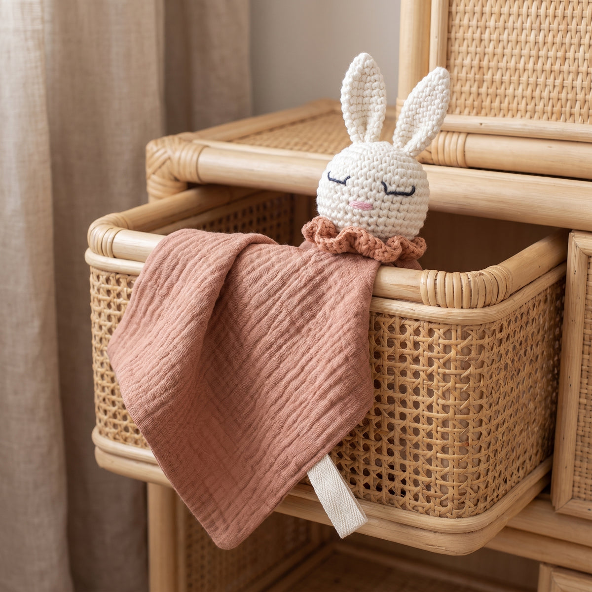Doudou plat lapin en crochet - Pompon