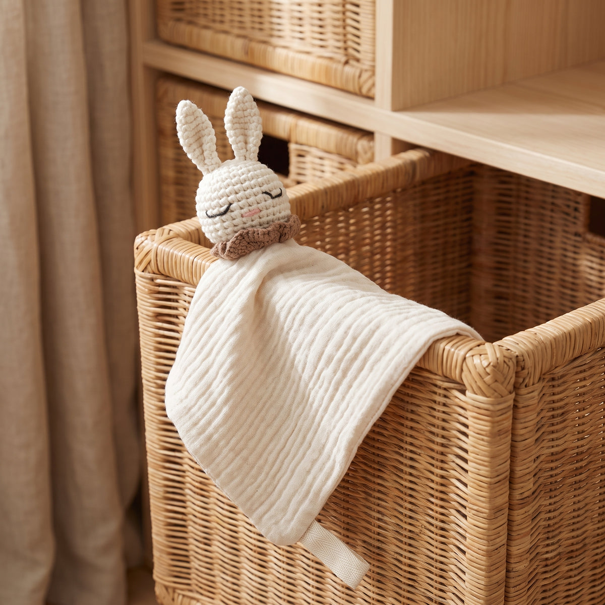 Doudou plat lapin en crochet - Pompon