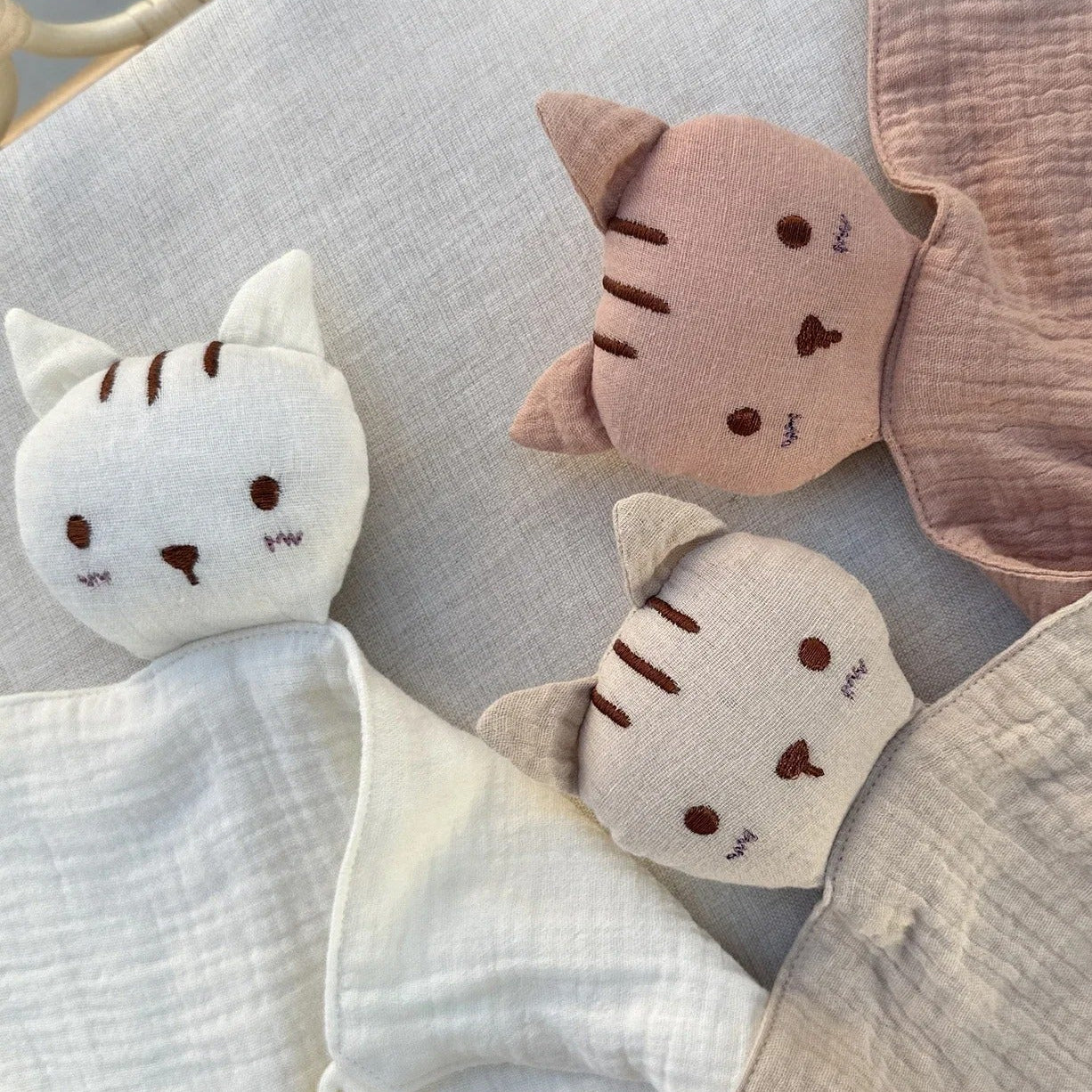 Doudou plat chat en coton - Praline